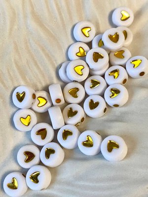 Білі бусини з золотим серденьком (10 шт)  heatsgold фото
