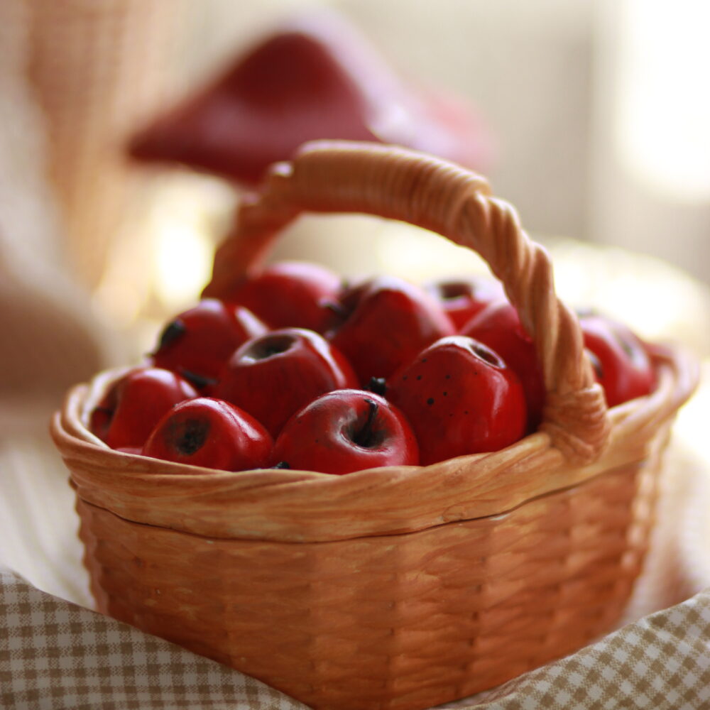 Кошик з яблуками 🍎🍏